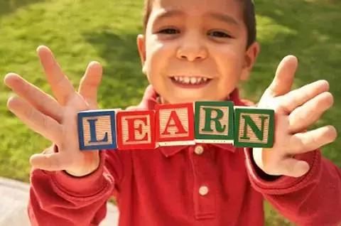 Prima si inizia a diventare bilingui più facile sarà imparare ogni altra lingua. 