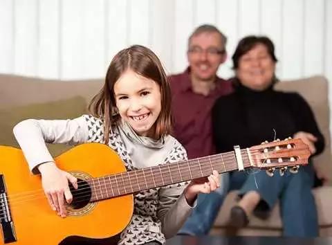 A seconda dell'età dell'allievo, certe scuole di Torino differenziano i corsi di chitarra.