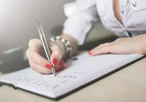 Apririsi la partita IVA per lavorare come insegnante privato oggi è più semplice, grazie alle procedure online e alla scelta del regime forfettario che prevede tasse più basse.
