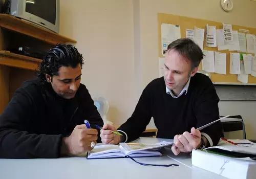 Con il tasso di abbandono scolastico e il calo degli iscritti all'università i corsi privati di un insegnante pieno di passione possono fare la differenza nell'aumentare il numero di diplomati e laureati.