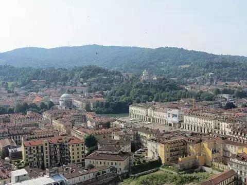 Da nord a sud della città, le scuole di musica torinesi offrono una didattica varia che può soddisfare le esigenze di ogni aspirante chitarrista!