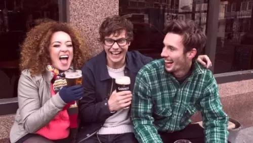 Il modo migliore per fare amicizia con i turisti è parlare inglese senza remore.