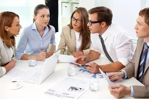 Non si può evitare di parlare inglese per motivi di lavoro, quindi comincia pensare seriamente di farti un corso di Business English!