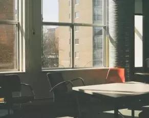 Anche se non sono necessari diplomi per dare lezioni private, i tuoi titoli di studio possono aiutarti a chiedere tariffe più elevate rispetto ad insegnanti meno titolati.