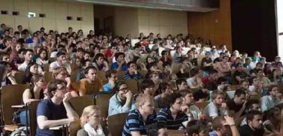 Un buon modo per consentire agli studenti o ai lavoratori con necessità di recuperare è raggruppare le lezioni in stage a tempo pieno durante la settimana.