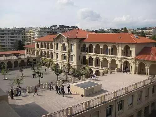 Nei licei e nelle scuole in genere si trovano facilmente studenti bisognosi di lezioni private.