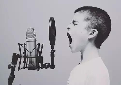 Le canzoni, che siano per bambini o quelle pop, consentono di memorizzare molte parole senza difficoltà.
