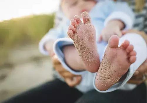 Sin dai primi giorni di vita, il cervello del bambino reagisce come una spugna ed assorbe tutte le parole, italiane ed inglesi.