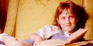 Dopo essersi costruiti le basi della lingua, la lettura di libri e racconti in lingua originale migliora la conoscenza dell'inglese.