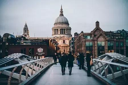 Parlando un buon inglese, chiunque può andare a New York o a Londra e sentirsi come a casa.