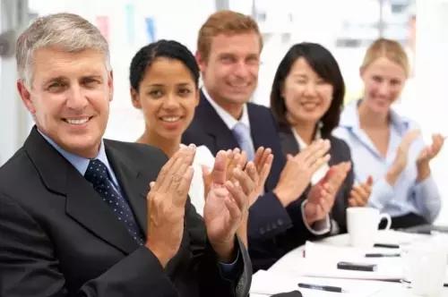 Molti non osano parlare inglese al lavoro perché non sono abituati a usarlo in pubblico.
