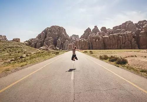 Con l'inglese potrai viaggiare in tutto il mondo e risolvere ogni questione pratica che ti si presenta, traendo il meglio dalle tue esperienze all'estero.