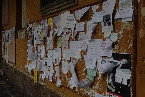 Se posizioni gli annunci nel negozio sotto casa e nelle bacheche di scuole e licei, riceverai presto delle chiamate.