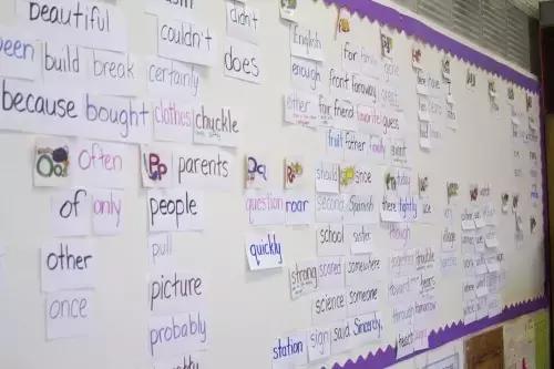 Si può imparare l'inglese a scuola scegliendola come prima lingua straniera sin dalla prima elementare. 