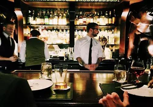 Parla con persone anglofone anche in situazioni informali: ad esempio davanti a una birra al pub!