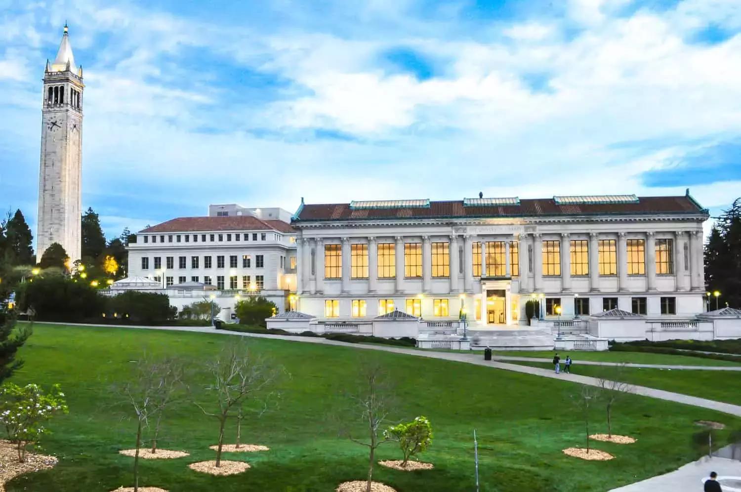 L'università di Berkeley organizza corsi estivi di inglese per ragazzi del liceo e dell'università provenienti da tutto il mondo. 