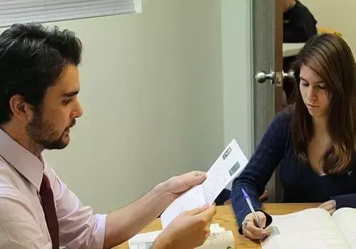 Ciascuno deve valutare se preferisce un professore sperimentato o un giovane studente universitario.