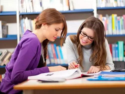 Il faccia a faccia con un madrelingua inglese ti consentirà di cogliere tutte le sfumature dell'accento britannico.