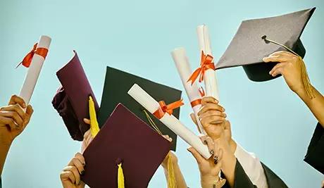 Ogni professore avrà un approccio ed uno stile che gli sono propri e che dipendono da titoli di studio e da vissuto personale e professionale propri.