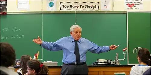 Anni di esperienza alle spalle, conoscenza della materia e del programma: il professore sperimentato!