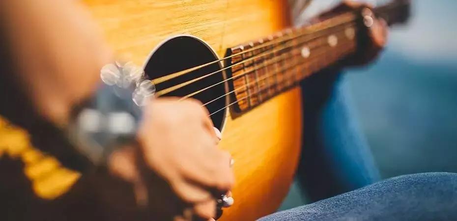 Ci sono molte opzioni per comprare una chitarra a basso costo: internet, i mercatini delle pulci e i rivenditori dell'usato.