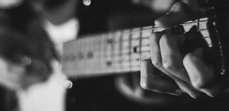 La chitarra elettrica si compone di vari elementi, tutti ugualmente importanti: la testa, il manico e il corpo.