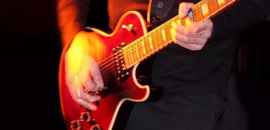 Grazie ad amplificatori e pedali potrai ottenere effetti speciali con la tua chitarra.