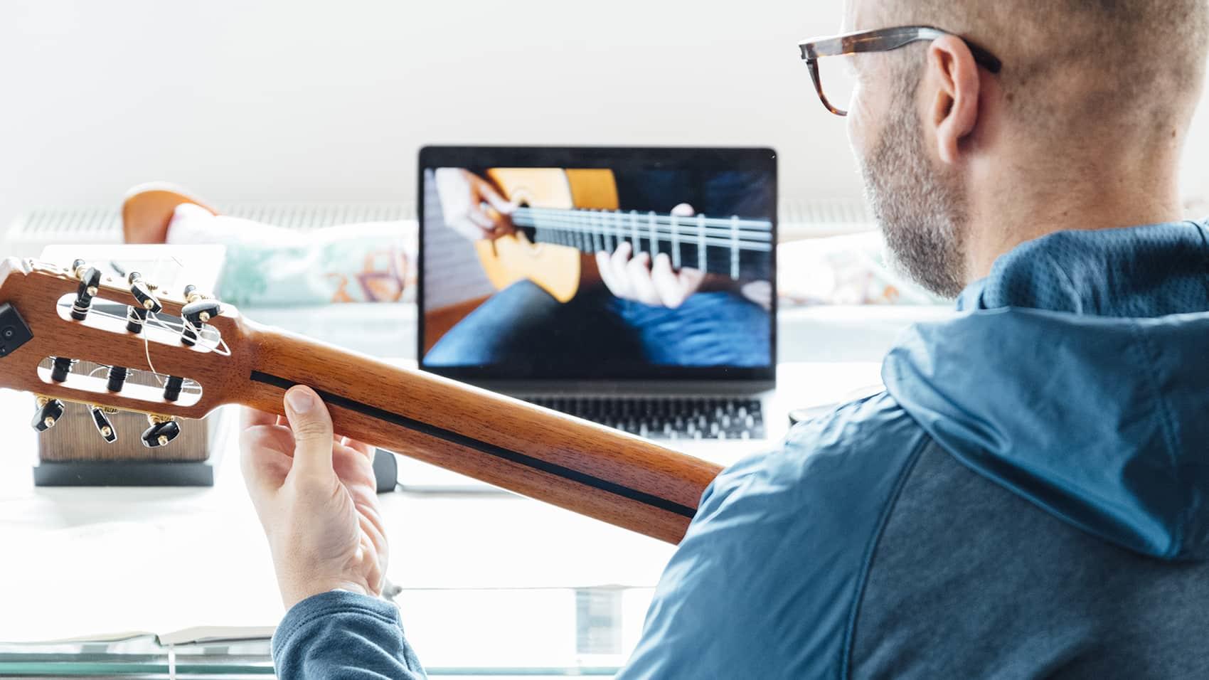 Le lezioni di chitarra via webcam sono più interattive e ludiche, oltre a essere molto comode.