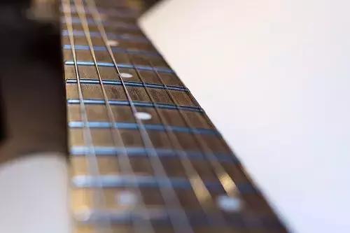 Sul manico della chitarra corrono le corde, solitamente sei. Ma si trovano anche strumenti a 12 corde.