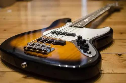 Senza amplificatore la tua nuova chitarra elettrica non ha senso, quindi considera l'acquisto di questo accessorio nel calcolo del budget da dedicare al tuo strumento a corde preferito.