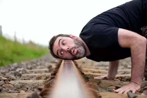 Il vero pedagogo è in grado di mettersi al livello di comprensione dello studente e di capire tutte le sue domande i tutti i suoi dubbi.