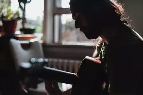 Prima di acquistare una chitarra devi sempre provarla per vedere se ti piace il suono e ti senti a tuo agio.