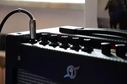 All'acquisto puoi scegliere tra due tipologie di amplificatori: a valvole e a transistor.