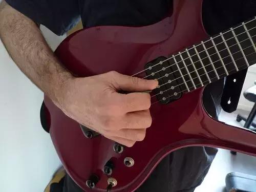 Una volta reso flessibile il polso, grazie alla pratica della tecnica dell'andata e ritorno, con il legato passerai ad un livello superiore.