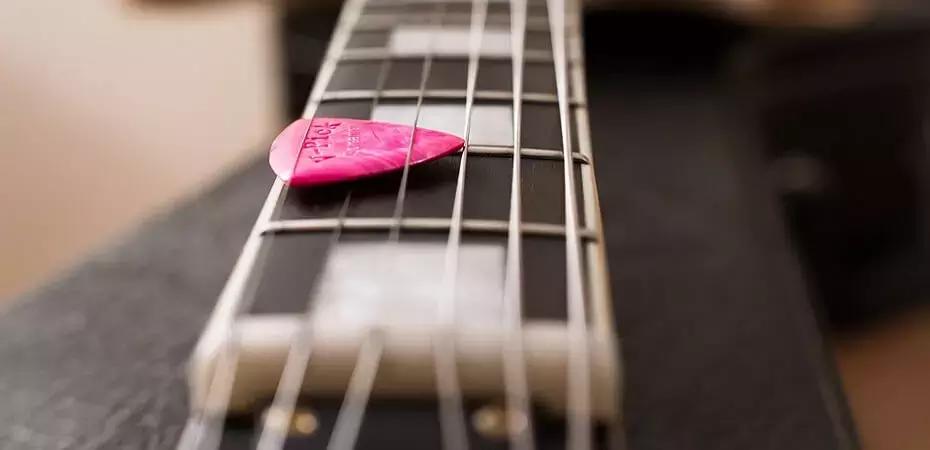 Quando avrai imparato a suonare bene la chitarra elettrica, ti spingerai sino ad imitare i big dello strumento.