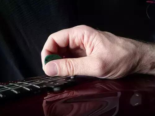Una volta imparato ad utilizzare bene il plettro, bisognerà suonare le corde una ad una.