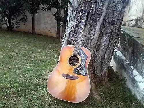 il vantaggio maggiore di una chitarra acustica è che si adatta bene a ogni genere musicale, per questo è tanto amata.