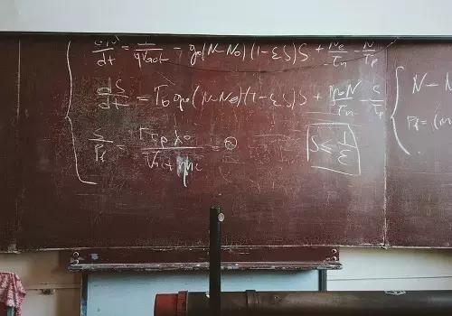 Si studia matematica in tutte le scuole di ogni ordine e grado; e la matematica serve tutti i giorni.