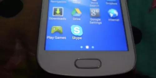 Skype è il programma di video conferenza numero 1 al mondo, ma ne esistono altri come Hanghout.