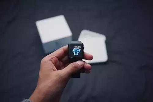 Braccialetti, smartphone, e altre apparecchiature connesse sono sempre più i fedeli compagni di avventura degli atleti.