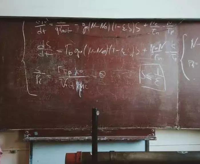 Numeri relativi, polinomi, algebra: ecco gli elementi al cuore del nostro studio matematico!