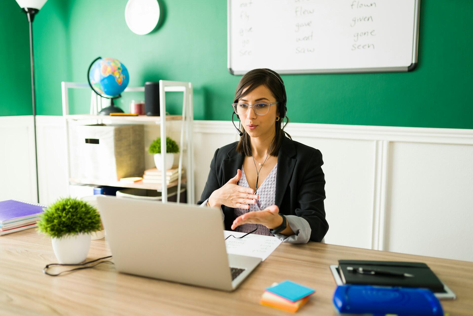Insegnante impartisce una lezione online tramite computer portatile