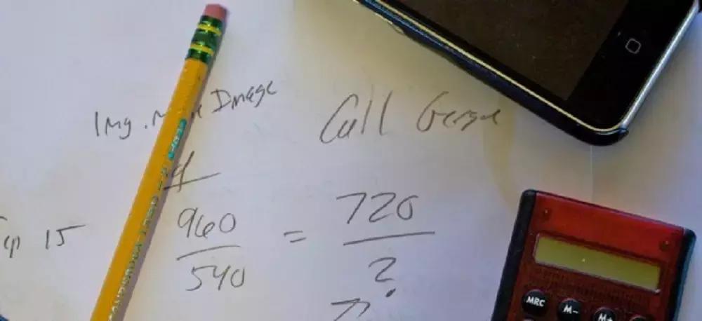 Preparare delle schede riassuntive il giorno stesso aiuta a riprendere in mano la lezione di matematica per riassimilarla.