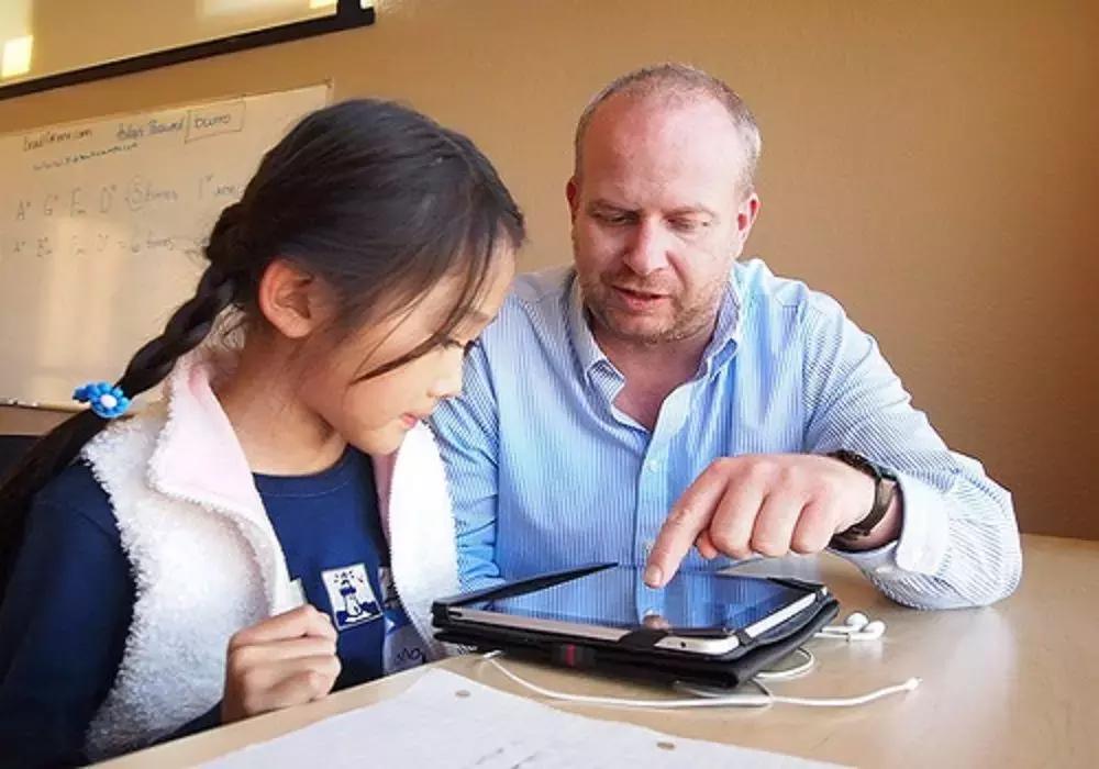 La tua esperienza di insegnante applicata ai singoli o ai piccoli gruppi di studenti sarebbe proprio una buona idea.