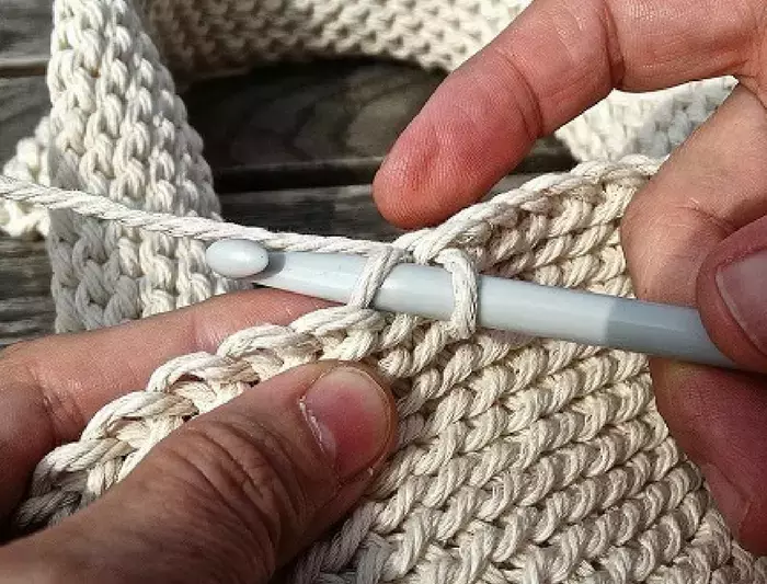 Se pensi che lavorare la maglia sia un'attività da nonne, ti sbagli di grosso! Può essere molto più divertente del previsto!