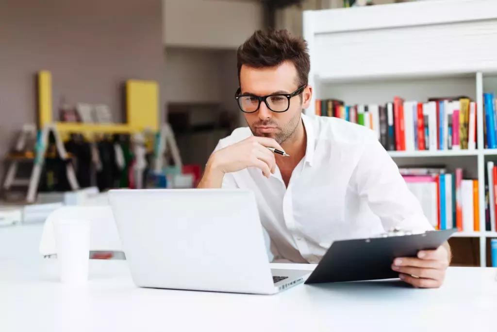 Seguire lezioni via web aiuta sia lo studente sia l'insegnante a risparmiare tempo e denaro. 