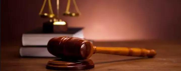 Anche gli insegnanti della pubblica istruzione possono dare lezioni private se compatibili con gli orari di scuola. 