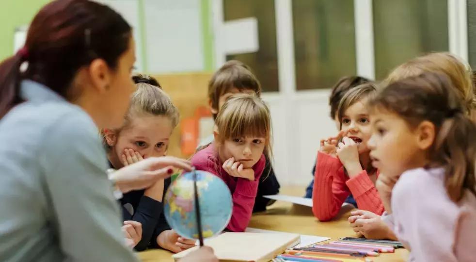 I docenti della scuola possono imporre delle tariffe più alte grazie alla loro esperienza in classe.