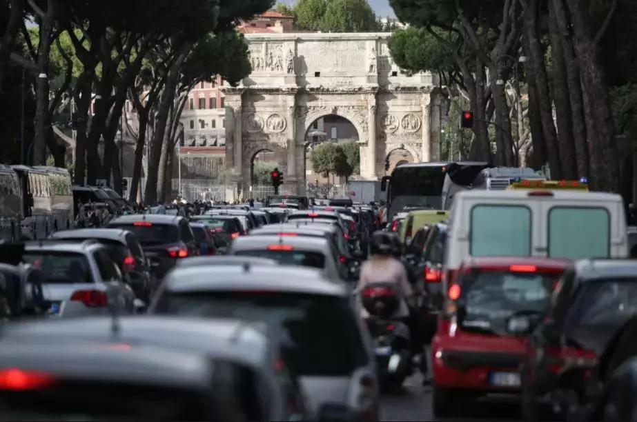Nel calcolo della tariffa oraria l'insegnante non può non tenere conto degli spostamenti. 