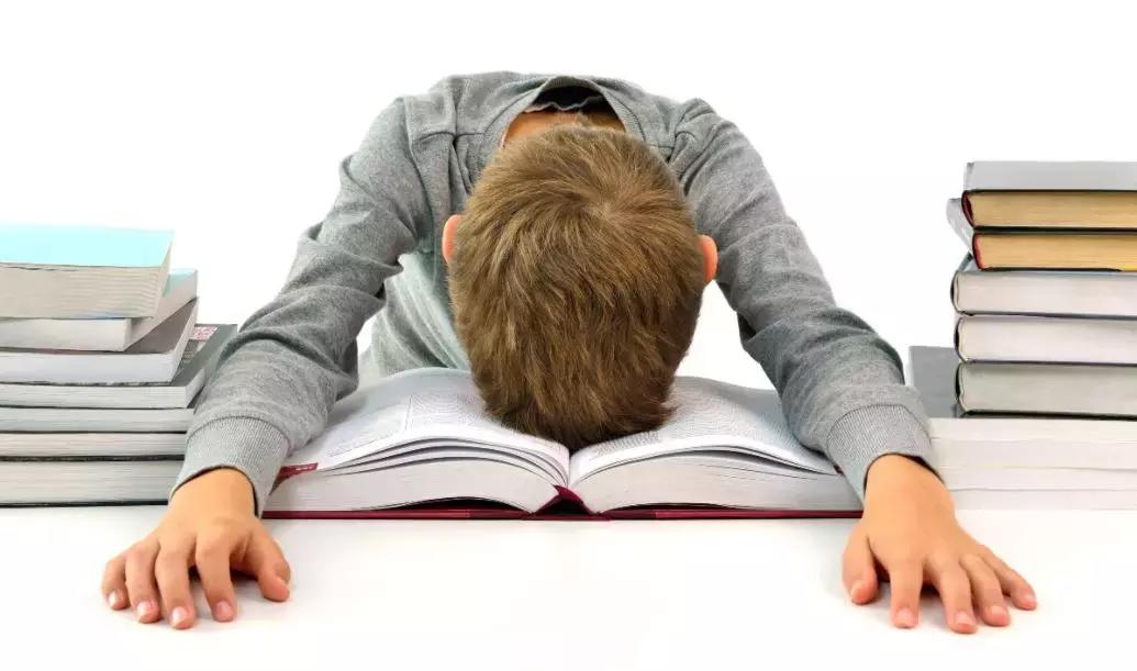 Con il volontariato anche le famiglie in difficoltà possono avere un supporto allo studio per i loro figli.